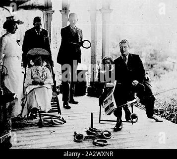 Negativo - Ensay District, Victoria, circa 1905, la gente sulla veranda a 'Ensay stazione". Gli uomini sono impegnati in un gioco di quoits Foto Stock