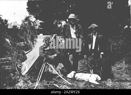 Negativo - La Trobe, Tasmania, 1912, tre uomini in abito di fantasia per il Henley on Mersey regata Foto Stock