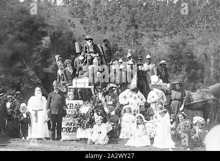 Negativo - La Trobe, Tasmania, 1912, un gruppo in costume di Henley sul Mersey regata Foto Stock