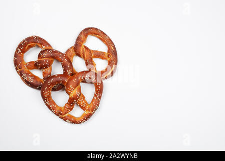 I fatti a mano pretzel per Oktoberfest party su sfondo bianco Foto Stock