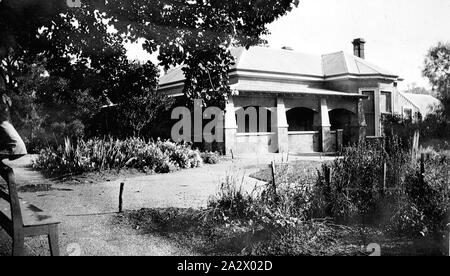 Negativo - Kyneton, Victoria, circa 1928, una casa di mattoni e giardino, con un solido ritorno veranda. Giardini stabilito nella parte anteriore, con percorsi e un viale che conduce alla casa Foto Stock