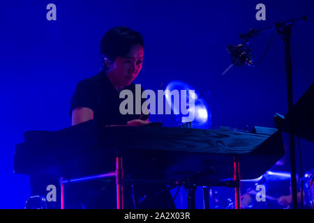 Londra, Regno Unito. 03 ott 2019. K-Music - Jambinai, esegue la canzone di dichiarazione di libertà dall oppressore e occupata dai giapponesi di esprimere tutte le loro emozioni con il K-musica con rabbia, odio diventare coraggiosi e la gioia della libertà e indipendenza. Il Jambinai è stata formata in Seoul, Corea del Sud, 2009 dal chitarrista e piri (oboe) player Ilwoo Lee, haegeum (un violino come strumento) player Bomi Kim, e geomungo (cetra) Lettore Sim Eunyong il 3 ottobre 2019, a Southbank, Londra, Regno Unito. Credito: Picture Capital/Alamy Live News Foto Stock