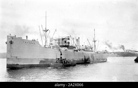 Negativo - Australia, circa 1930, un rimorchiatore con un cargo Foto Stock