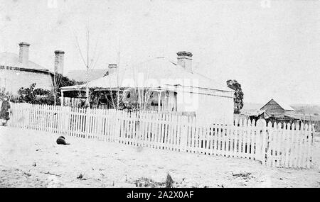 Negativo - Casterton, Victoria, circa 1900, una piccola casa con una veranda e quattro alberi in giardino anteriore. Vi è un bambino in piedi sulla sinistra Foto Stock