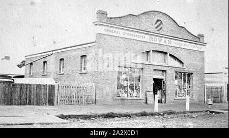 Negativo - Casterton, Victoria, 1880, il negozio di Rowan, Generale ammassatore. La parte anteriore dell'edificio è stata modificata per fornire due finestre di visualizzazione Foto Stock