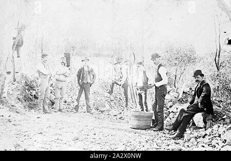 Negativo - Bendigo District, Victoria, circa 1900, un gruppo di minatori in corrispondenza di un sito di miniera Foto Stock