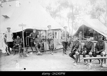 Negativo - Bendigo District, Victoria, circa 1914, i soldati in coda per il trattamento da parte da un esercito di dentista Foto Stock