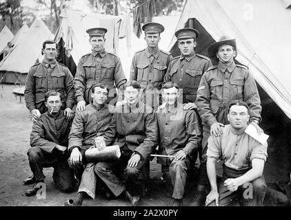 Negativo - Bendigo District, Victoria, circa 1914, gruppo di soldati di fronte ad una tenda. Contiene un piccolo Foto Stock