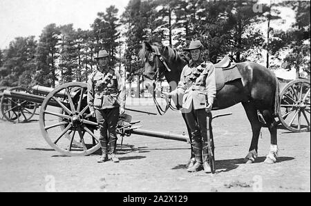 Negativo - due soldati all esercito Broadmeadows Camp, Victoria, la guerra mondiale I, 1914, due soldati a Broadmeadows Camp. Uno al fianco di una pistola; l'altra tiene un cavallo sellati Foto Stock