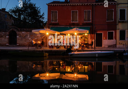 Pasti al fresco a Venezia con la riflessione sul canale Foto Stock