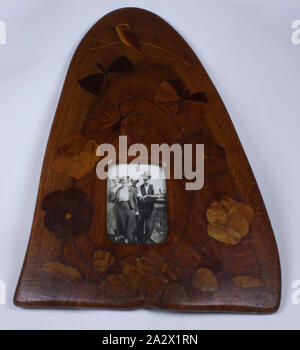 Parquet - Picture Frame, Edwin Ault, 1900-1950, parquet picture frame con la foto del creatore di una sezione trasversale di nativi Australiani legname costa probabilmente Banksia (banksia ntegrifolia) (proteaceae) & intarsiato con Fiddleback Blackwood (acacia melanoxylon) (Leguminosae), nativo Cherry (exocarpus cupressiformis) (santalaceae). Realizzato da Edwin Ault entro il periodo 1900-1950. Edwin Ault è stata sollevata in Dromana, Victoria ed è stata una prima generazione Foto Stock