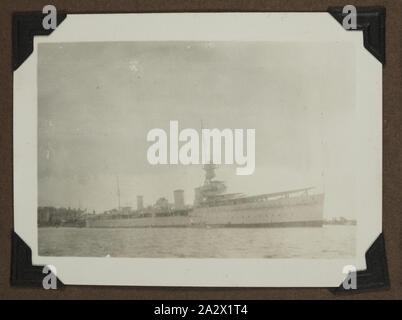 Fotografia - Nave passeggeri al dock, Colombo, Ceylon, 1928 uno dei novanta tre immagini da un album fotografico portato in Australia da Archibald Gordon Maclaurin quando ha migrato nel 1928. Esso comprende primi foto della sua pre-migrazione viaggi in Francia, così come le foto ha aggiunto una volta in Australia, comprese le foto inviate a lui con la sua famiglia in Inghilterra e le immagini dal suo viaggio di migrazione. Questa immagine è stata probabilmente preso da Archie in Ceylon, uno dei porti di Foto Stock