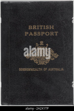- Passaporto rilasciato alla signora C Maclaurin, dal Commonwealth of Australia, 22 Mar 1957, passaporto britannico per la onorevole C Maclaurin (nee Duffell) valida dal 22 marzo 1957 al 22 marzo 1962 e rinnovato fino al 22 marzo 1967. Costanza Duffell è nata in Inghilterra nel 1910. Ella emigrarono in Australia con i suoi genitori e fratello su 'Narkunda' nel 1927 di 17 anni. Durante il viaggio di Connie era alloggiata con un'altra ragazza (un estraneo) sul ponte inferiore mentre la sua madre Foto Stock