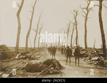 Fotografia - "una scena sulla strada vicino a Ypres', la Prima Guerra Mondiale, Ypres, Belgio, 14 set 1917, fotografia di soldati che marciano su una strada vicino a Ypres il 14 settembre 1917, durante la guerra mondiale I. La fotografia è stata scattata da Frank Hurley. L'Australian War Memorial detiene la stessa fotografia - E00700 e P09114.023. Essa è intitolata 'Una scena sulla strada Menin Foto Stock