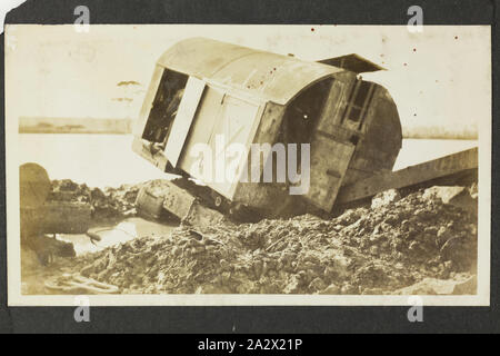 Fotografia - A.T. Harman & Sons, distrutto escavatore vicino a un fiume, Victoria, circa 1923, una delle cinque fotografie in bianco e nero attaccato ad una pagina di album. Parte di un gruppo di cinque pagine di album e allentato tre fotografie che ritraggono escavatori, verricelli e altre apparecchiature industriali fabbricati da A.T. Harman & Sons. Parte di una collezione di fotografie, film, disegni tecnici, la letteratura specializzata e i documenti aziendali relativi alle operazioni del Vittoriano studio di ingegneria ad Foto Stock