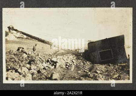 Fotografia - A.T. Harman & Sons, distrutto escavatore vicino a un fiume, Victoria, circa 1923, una delle cinque fotografie in bianco e nero attaccato ad una pagina di album. Parte di un gruppo di cinque pagine di album e allentato tre fotografie che ritraggono escavatori, verricelli e altre apparecchiature industriali fabbricati da A.T. Harman & Sons. Parte di una collezione di fotografie, film, disegni tecnici, la letteratura specializzata e i documenti aziendali relativi alle operazioni del Vittoriano studio di ingegneria ad Foto Stock