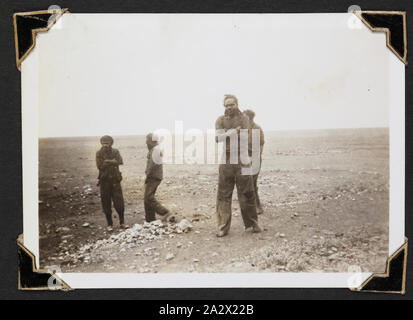 Fotografia - "aborigeni a Cooke', Nullabor Plain, 1942, fotografia in bianco e nero di un gruppo di uomini. Uno di 116 fotografie in un album fotografico detenute da pilota ufficiale Colin Keon-Cohen. Questi sono molto buone immagini di vita in Singapore con 205 Sqn RAF, poi 77 Sqn RAAF, la II Guerra Mondiale era Foto Stock