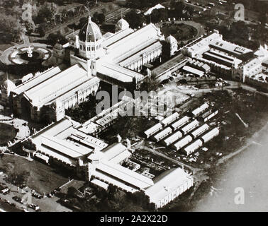 Fotografia - Vista aerea dell'edificio delle esposizioni da nord est di Melbourne, 1947, in bianco e nero la fotografia aerea dell'edificio delle esposizioni da nord est, prese nel 1947. La fotografia mostra il Exhibition Building, allegati e rimanendo in capanne della Royal Australian Air Force (RAAF) camp. Questo è uno dei 959 fotografie (o immagini) dell'edificio delle esposizioni raccolti dall'esposizione fiduciari come 10 volume storia pittorica dell'Exhibition Building spanning degli anni Foto Stock