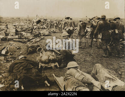 Fotografia - "Dopo la battaglia, feriti in attesa di trasporto in ambulanza', la Prima Guerra Mondiale, Ypres, Belgio, 25 Sep 1917, fotografia di soldati feriti in attesa dei mezzi di trasporto a seguito della battaglia di Ypres, Belgio, 25 settembre 1917. L'Australian War Memorial detiene la stessa fotografia: E00713 e P09114.022. La battaglia di Menin Road si è verificato il 20-25 settembre 1917. Essa era parte della cosiddetta "la terza battaglia di Ypres' sul fronte occidentale Foto Stock