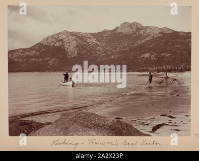 Fotografia - 'Pesca : Pantaloni barca del porto', Flinders Island, 1893, uno dei sessantanove in bianco e nero e seppia tonica fotografie in un album legato [di cui sei sono allentati] prese da un J Campbell durante un campo naturalisti' Club di Victoria spedizione scientifica al Furneaux gruppo di isole, Bass Strait, nel novembre1893 Foto Stock