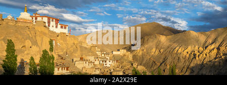 Vista panoramica del monastero di Lamayuru in Ladakh, India settentrionale Foto Stock