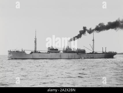 Fotografia - Cargo nave a vapore, Australia, 1920-1939, immagine in bianco e nero di un carico in nave a vapore. Si tratta di una di una raccolta di quindici le fotografie in bianco e nero che mostra le navi cargo e passeggeri nelle acque australiane negli anni venti e trenta Foto Stock