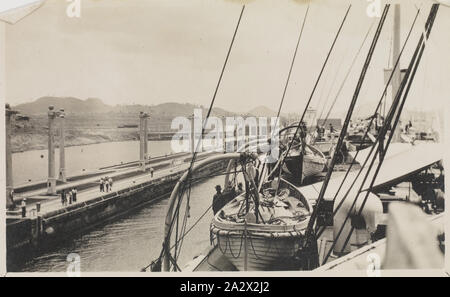 Fotografia - "i tutoli', Egitto, Capitano Edward Albert McKenna, guerra mondiale I, 1914-1915, uno di 108 immagini in un album dalla prima guerra mondiale sono state probabilmente preso dal capitano Edward Albert McKenna. L'album contiene fotografie del 7° Battaglione in Egitto. Immagine di ciò che appare come le imbarcazioni di salvataggio su una più grande, nave non identificato Foto Stock