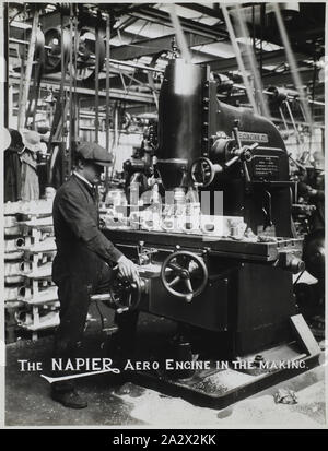 Fotografia - D. Napier & Son Ltd, "Aero Engine nel rendere', Inghilterra, circa 1918, parte di una collezione di fotografie, negativi e diapositive utilizzati per la ricerca dai curatori presso il Museo Victoria Foto Stock
