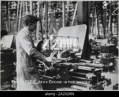 Fotografia - D. Napier & Son Ltd, "Aero Engine nel rendere', Inghilterra, circa 1918, parte di una collezione di fotografie, negativi e diapositive utilizzati per la ricerca dai curatori presso il Museo Victoria Foto Stock