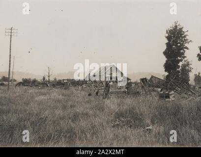 Fotografia - "deposito di abbandono dei macchinari agricoli, vicino a Peronne', Francia, circa 1918, uno di 22 fotografie scattate mentre H.V. Jessie era in Francia e in Belgio poco dopo la Prima Guerra Mondiale. Fotografie di includere immagini di macchinari e attrezzature agricole che sono stati lasciati abbandonati o distrutti. Ci sono anche le scene rurali e le immagini dei bombardamenti cityscapes, alcune delle quali dispongono di ritratti di gruppo di H.V. McKay e i suoi compagni. HV McKay è stato un membro della scheda Aziendale di Foto Stock