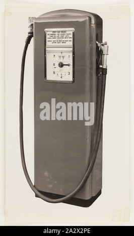 Fotografia - prodotti di ingegneria Pty Ltd, Pompa benzina elettrica, 1946 circa, uno di 59 in bianco e nero le fotografie contenute in un album fotografico. Le immagini raffigurano le pompe di benzina prodotta da prodotti di ingegneria Pty. Ltd., EPEX. Le fotografie sono montate su entrambi i lati delle pagine di album, alcune immagini sono divenute distaccate dalla pagina e sono ora alloggiati separatamente. Parte di una collezione di disegni di ingegneria, vendite brochure, cataloghi tecnici, record di società Foto Stock