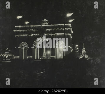 Fotografia - "l'arco della città illuminata", Melbourne 1901, uno di una serie di 47 fotografie originali della Federazione Australiana celebrazioni in Melbourne 1901 per contrassegnare l'apertura del primo Parlamento Federale di Australia. Le fotografie tracciare il Royal visita il Duca e la duchessa di Cornovaglia e di York per l'occasione dal loro arrivo a Melbourne il Royal Yacht 'Ofir' in St Kilda Pier il 6 maggio 1901 alla loro partenza per Brisbane alla porta Foto Stock