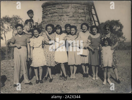 Fotografia - Famiglia Gung, il lago di montagna, circa trenta-1940s, fotografia della famiglia Gung in piedi di fronte a muro di pietra e la scaletta. Essa è stata presa al lago di montagna, circa 1930s-40s. La famiglia Gung collezione documenta le loro esperienze di emigrare e a vivere in Australia dagli anni Venti agli anni Sessanta del Novecento e la progressiva agevolazione del bianco politica in Australia Foto Stock