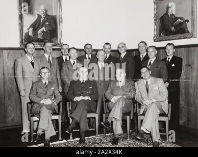 Fotografia - H.V. McKay Massey Harris, Ritratto di gruppo a Londra, Inghilterra, 1952, fotografia in bianco e nero di un gruppo di uomini associati con H.V McKay Massey Harris a Londra nel 1952. Da un album fotografico contenente un centinaio e quattro fotografie in bianco e nero e tre i lucidi a colori raffigurante H. V. McKay Massey Harris agenti, gruppi, ritratti, i macchinari e gli eventi risalenti a partire dal mese di maggio 1951. La serie di "Libri di guardia Foto Stock