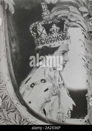 Fotografia - H.V. McKay Massey Harris, ritratto della regina Elisabetta II, Londra, Inghilterra, 1953, fotografia raffigurante la regina Elisabetta il giorno della sua incoronazione il 2 giugno 1953. Si tratta di un album fotografico contenente un centinaio e quattro fotografie in bianco e nero e tre i lucidi a colori raffigurante H. V. McKay Massey Harris agenti, gruppi, ritratti, macchinari ed eventi risalente al maggio 1951. serie di "custodire libri'. Parte di un Foto Stock