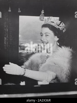 Fotografia - H.V. McKay Massey Harris, ritratto della regina Elisabetta II, Londra, Inghilterra, 1953, fotografia raffigurante la regina Elisabetta nel 1953. Si tratta di un album fotografico contenente un centinaio e quattro fotografie in bianco e nero e tre i lucidi a colori raffigurante H. V. McKay Massey Harris agenti, gruppi, ritratti, macchinari ed eventi risalente al maggio 1951. serie di "custodire libri'. Parte di una collezione di fotografie, negativi Foto Stock