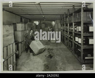 Fotografia - Hecla Electrics Pty Ltd, spedizione Camera, Sydney, circa 1930, fotografia in bianco e nero di Hecla Electrics prodotti pronti per la distribuzione dalla distribuzione Hecla ufficio a Castlereagh Street, Sydney, circa 1930. I prodotti includono Hecla incendi di natura elettrica (riscaldatori) e fornelli elettrici. Hecla seguita una politica di fornire esclusivamente attraverso canali commerciali piuttosto che trattare direttamente con i clienti. Mentre la perdita di vendite immediate, l atteggiamento meritare Hecla Foto Stock