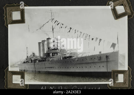 Fotografia - 'HMAS Canberra", 1937-1939, la fotografia in bianco e nero di HMAS Canberra. Uno di 48 fotografie in un album fotografico. Preso da D.R.Goodwin, Royal Australian Navy (R.A.N.) 1937-1939. Le immagini sono di H.M.A.S Cerberus e altre navi militari, naval training e campo di pistola equipaggi Foto Stock