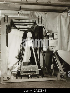 Fotografia - Interno della fabbrica di concia, Waukegan, Illinois, Stati Uniti d'America, circa 1940s, la fotografia in bianco e nero raffiguranti la parte interna di una conceria in Waukegan, Illinois, circa 1940s. Esso fa parte di una raccolta di fotografie e contrassegnata con printer copy utilizzato nella preparazione di pubblicazioni commerciali per la promozione di prodotti fabbricati dalla Schumacher mulino opere di arredo Pty Ltd. Le voci erano originariamente alloggiata in un legno cassetto di deposito Foto Stock