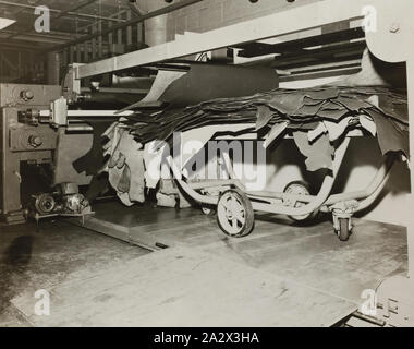 Fotografia - Interno della fabbrica di concia, Waukegan, Illinois, Stati Uniti d'America, circa 1940s, la fotografia in bianco e nero raffiguranti la parte interna di una conceria in Waukegan, Illinois, circa 1940s. Esso fa parte di una raccolta di fotografie e contrassegnata con printer copy utilizzato nella preparazione di pubblicazioni commerciali per la promozione di prodotti fabbricati dalla Schumacher mulino opere di arredo Pty Ltd. Le voci erano originariamente alloggiata in un legno cassetto di deposito Foto Stock