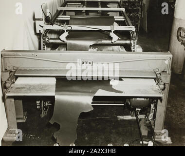 Fotografia - Interno della fabbrica di concia, Waukegan, Illinois, Stati Uniti d'America, circa 1940s, la fotografia in bianco e nero raffiguranti la parte interna di una conceria in Waukegan, Illinois, circa 1940s. Esso fa parte di una raccolta di fotografie e contrassegnata con printer copy utilizzato nella preparazione di pubblicazioni commerciali per la promozione di prodotti fabbricati dalla Schumacher mulino opere di arredo Pty Ltd. Le voci erano originariamente alloggiata in un legno cassetto di deposito Foto Stock