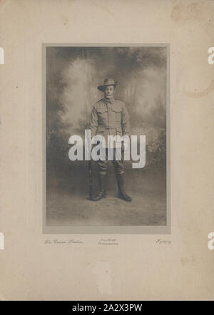 Fotografia - privato Giovanni Peile, Crown Studios, Sydney, guerra mondiale I, Jun-Aug 1915, fotografia di Giovanni privato Peile, numero di servizio 2662, 2° Battaglione, AIF, presa in un studio di Sydney dopo che si era arruolato il 25 giugno 1915 ma prima salpò il 9 agosto 1915 sulla A54 "Runici'. John Peile nacque a Echuca, Victoria. Egli è stato un 38-anno-vecchio celibe miner quando ha arruolato. Ha servito in Gallipoli e in Francia ed è stato promosso a caporale. Morì in Francia il 18 settembre 1918 Foto Stock