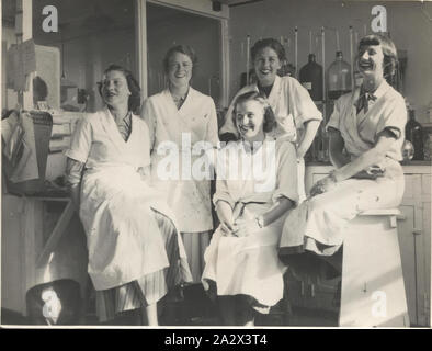 Fotografia, chimici nel laboratorio di analisi, ricerca Dept, del 1950 circa, la fotografia in bianco e nero di cinque farmacisti in laboratorio analitico, noto anche come "angolo lab', uno dei molti laboratori che operano sotto la Kodak Australasia Pty Ltd Dipartimento di ricerche a Abbotsford, del 1950 circa. Le cinque donne nella foto, da sinistra a destra sono: Gioia Shattock, Shirley Wetherall, Miriam Minty (sul retro), Sharley Meredith (Manager, anteriore) e giugno Craig. Il personale in questo laboratorio sono stati Foto Stock