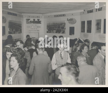 Fotografia, la folla in stand fieristico, Royal Easter Show, Sydney, 1948, fotografia in bianco e nero di una folla di uomini e donne di Kodak Australasia Pty Ltd exhibition display stand al Sydney Royal Agricultural Society (RAS) Easter Show, 1948. Questa fotografia è parte della collezione Kodak di materiali promozionali, fotografie e vita lavorativa degli artefatti quando il Melbourne impianto di fabbricazione a Coburg Foto Stock