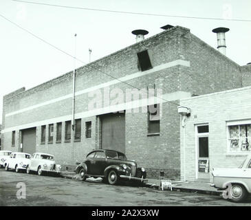 Fotografia, vie di fabbrica edificio in Grosvenor Street, Kodak Fabbrica, Abbotsford, Victoria, 1961, Nero e argento bianco e gelatina fotografia di un vie di vista di Grosvenor Street in Abbotsford, Kodak fabbrica, 1961 Come originale di fabbrica a Southhampton Crescent divenute dei suoi locali, diversi piccoli edifici in fabbrica nelle vicinanze sono state acquisite dalla società per ospitare le operazioni che sono stati autosufficienti e non associati da il film principale e Paper Manufacturing Operations Foto Stock