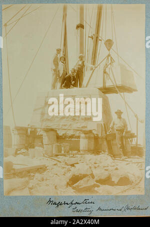 Fotografia - 'Magersfontein, erigendo Memorial', Sud Africa, circa 1902, uno di 74 fotografie in bianco e nero contenute entro un hard-coperto album fotografico. Inscritto sul lato anteriore della pagina dell'album 'M.G.A. Warner'. Appartenne alla sorella Mabel Ashton Warner, che hanno servito in Regina Alexandra la Royal servizio infermieristico. Le fotografie sono incollate in album e sono generalmente molto sbiadito. Alcuni vengono visualizzati commercialmente prodotte; altri sono irregolari e non professionnale Foto Stock