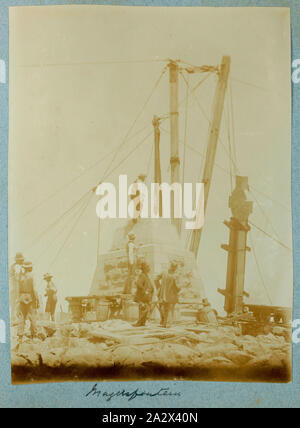 Fotografia - 'Magersfontein' erigere Memorial, Sud Africa, circa 1902, uno di 74 fotografie in bianco e nero contenute entro un hard-coperto album fotografico. Inscritto sul lato anteriore della pagina dell'album 'M.G.A. Warner'. Appartenne alla sorella Mabel Ashton Warner, che hanno servito in Regina Alexandra la Royal servizio infermieristico. Le fotografie sono incollate in album e sono generalmente molto sbiadito. Alcuni vengono visualizzati commercialmente prodotte; altri sono irregolari e non professionnale Foto Stock