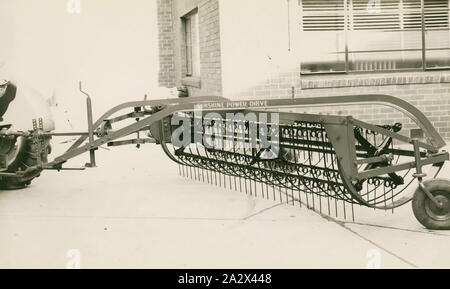 Fotografia - Massey Ferguson, fieno rastrello, Ott 1952, fotografia di fabbrica del trattore con Consegna laterale rastrello fieno. una raccolta di fotografie, film in movimento, artefatti, documenti e pubblicazioni commerciali relative alla Massey Ferguson (Aust.) Ltd. La Australian operazioni di questa società erano originariamente fondata come Hugh V. McKay nel 1890s. Nel 1930 si è fusa con la Massey Harris, l'australiano operazioni per diventare H.V. McKay Massey Harris Foto Stock