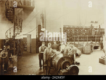 Fotografia - Melbourne alimentazione elettrica Co, rotore riparazioni, Richmond, Victoria, 27 dic. 1912, parte di una grande collezione fotografica di una lastra di vetro e la pellicola di negativi e stampe fotografiche e album fotografici, relative allo sviluppo della alimentazione elettrica industria in Victoria, azionato dal membro della Commissione di elettricità di Victoria (SECV) dal 1919 al 1993 e vari predecessore privati e comunali di alimentazione imprese risalente alla fine del 1880 Foto Stock