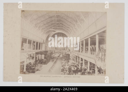 Fotografia - Francese & i tribunali tedeschi, grande hall, Exhibition Building, 1880-1881, vista dal balcone lato est sul francese & i tribunali tedeschi nella grande sala al 1880 Melbourne Mostra Internazionale tenutasi presso la mostra gli edifici, giardini Carlton, tra il 1 ottobre 1880 e 30 aprile 1881. Il piano francese visualizza di Pleyel, Wolff & Company e Philippe Henri Herz può essere visto che si estende verso ovest lungo la navata orientale sul lato sud Foto Stock